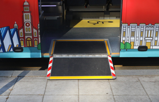 Low-floor bus for wheelchair access